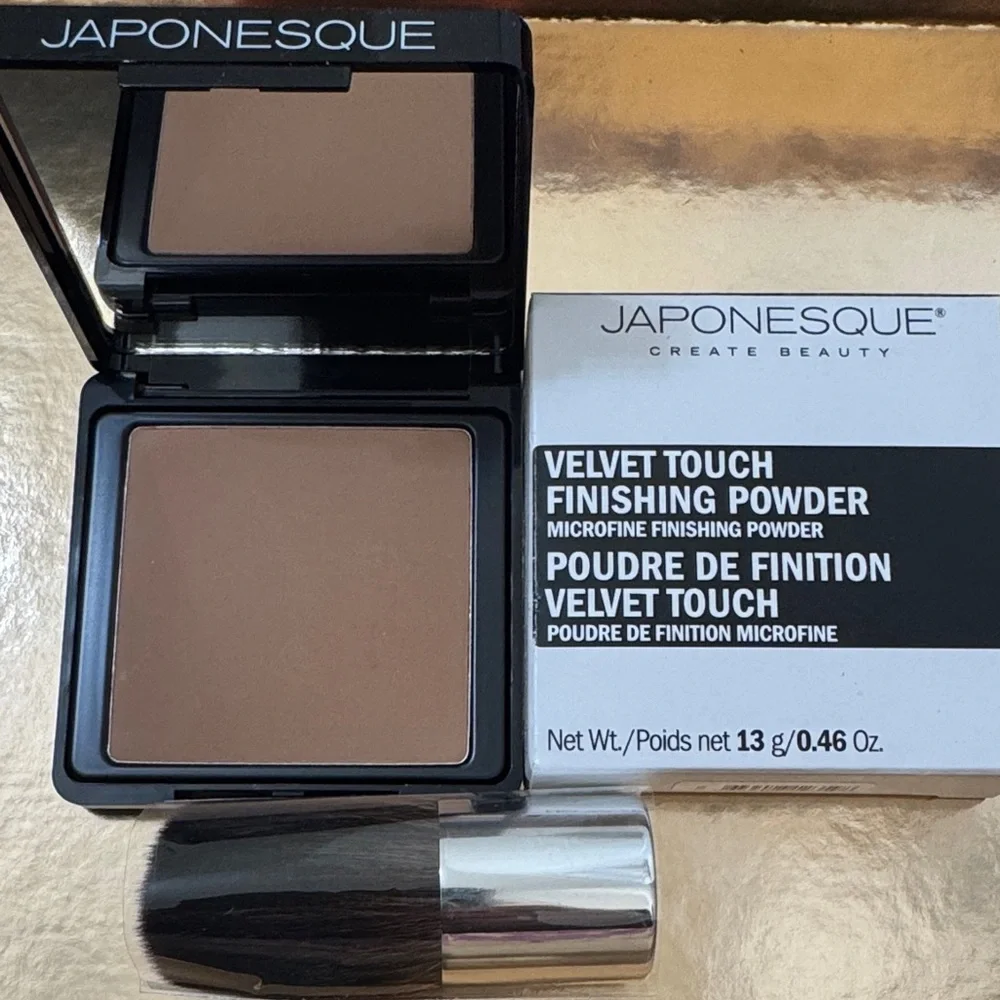 Japonesque Velvet finishing powder shade 4 Tan and kabuki brush